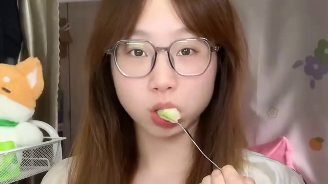 生活化减脂vlog｜一个人宅寝一天吃什么 早餐：芭乐
午餐：鸭腿饭
晚餐：茶叶蛋+凤梨+一杯澳瑞白
