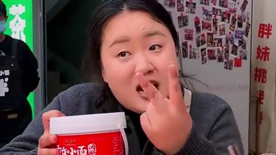 小伙来挑战吃面竟是为了赢调料，说一个月3桶都吃完了！#挑战 #吃面 #小面调料 #重庆美食 #妈呀太