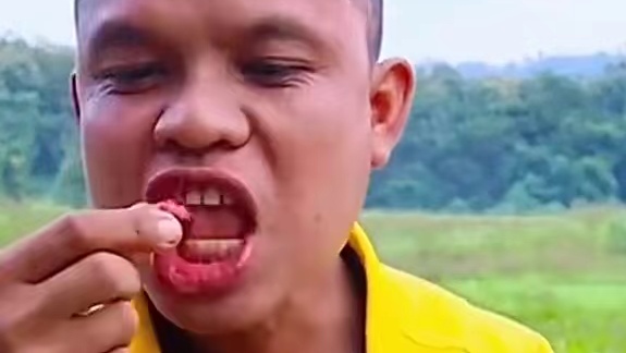 小苦瓜剁椒料汁️大片牛肝 #户外美食 #美食 #泰国美食 #内容启发搜索