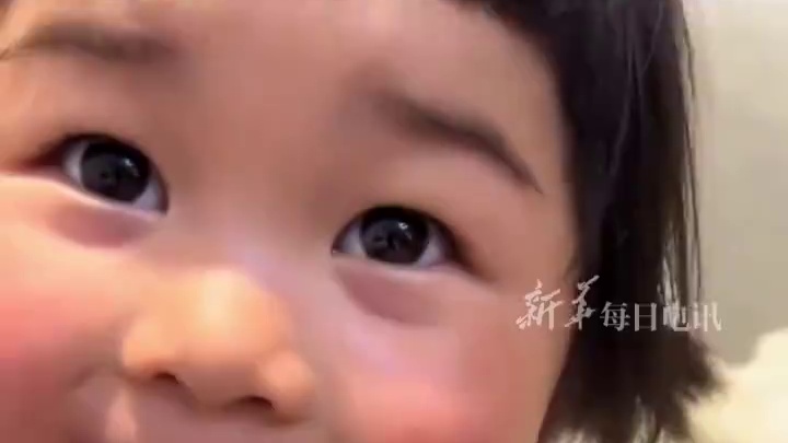 三岁萌娃向爸爸发出灵魂拷问，“我能有什么烦恼”拒绝负能量。网友:扎心了!新脑子就是好使!