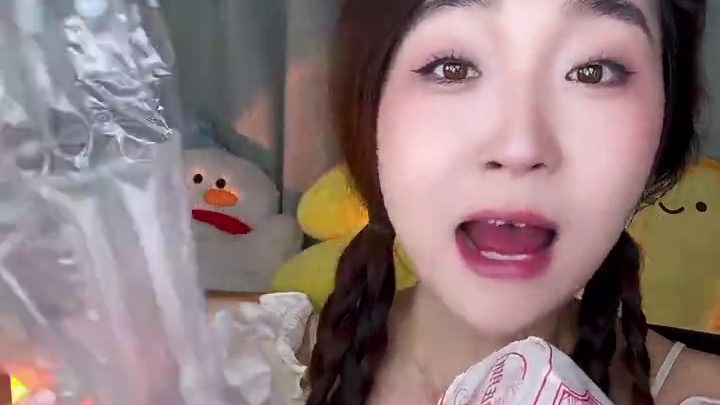 还是蛋黄的好吃咩！一份里面是4大块！扎实！噎挺！每块都很大！推荐蛋黄味～下午的时候配茶喝很OK～#黄