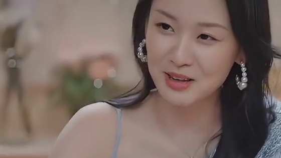 直男和暖男争相示好的场面真是火药味十足啊