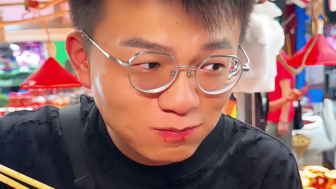 贵阳街边的凉拌猪血，配上胡辣椒香菜还真不错呀像果冻一样