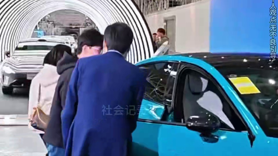 刘强东都开始送外卖了，京东外卖5块钱一杯奶茶真香~ #刘强东 #京东外卖 #外卖员 #美团 #瓜子二