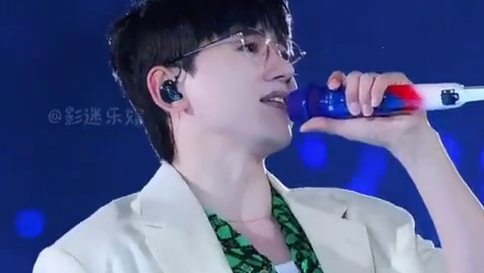 为何张杰演唱会用三色话筒？以为主办方安排，背后真相竟如此暖心#张杰 #谢娜 #娱乐八卦 #娱乐评论大