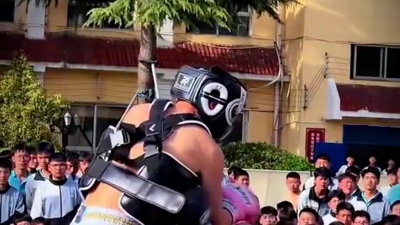“狭路相逢勇者胜”，拳拳到肉的感觉！一起带你了解武校搏击赛事！#精彩瞬间 #比赛现场 #亮出你的硬实