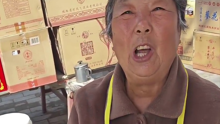 七旬奶奶在鲁桥街头开了42年的炸油糕！风雨无阻！一口下去好治愈！