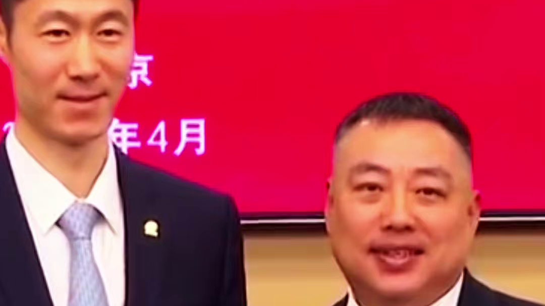 刘国梁拥抱王励勤，发言大会上数次哽咽，真的太催泪了