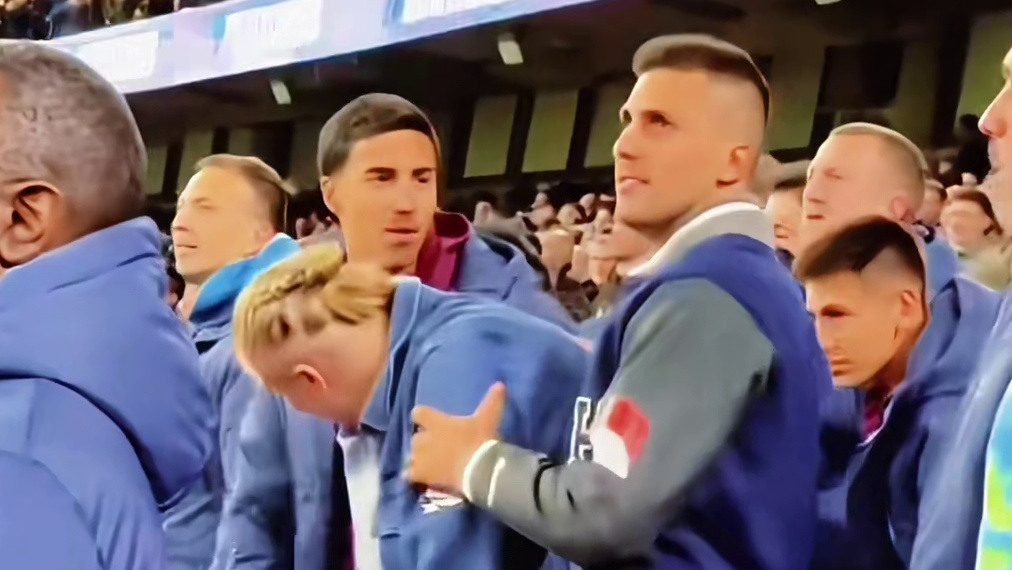 哈兰德和罗德里现身替补席观战，小辫子扎得不错