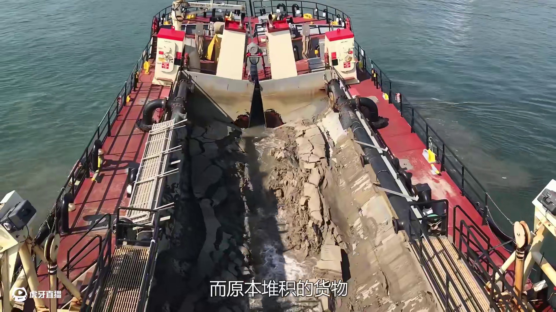 不可思议的对开泥驳，船体中间裂开一条深缝