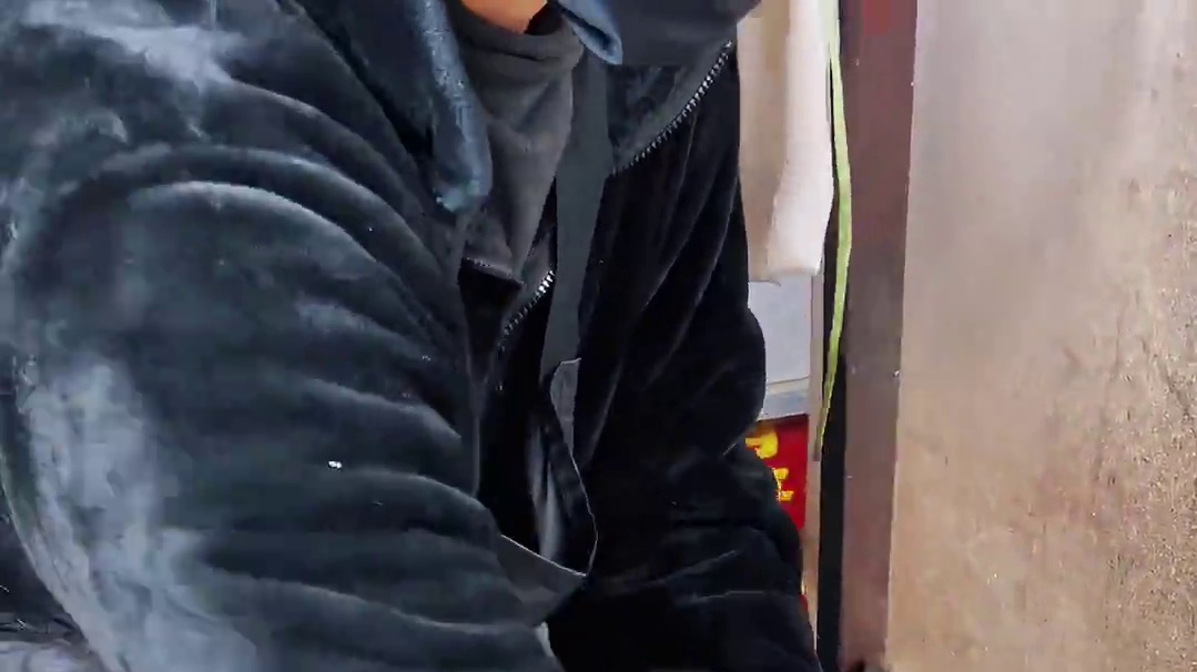 街头偶遇一家烧饼夹凉粉，四块钱一个，老铁们帮我看看正宗不