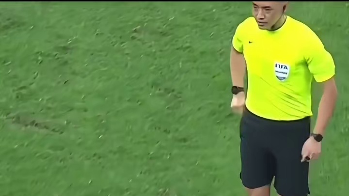 又是直红，张稀哲踩踏对手被红牌罚下