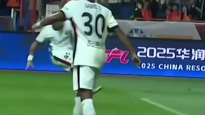 又是直红，张稀哲踩踏对手被红牌罚下