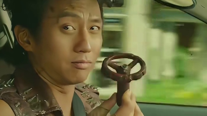 掏出扳手的时候，领航员连安全带都不系了