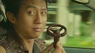 掏出扳手的時候，領(lǐng)航員連安全帶都不系了