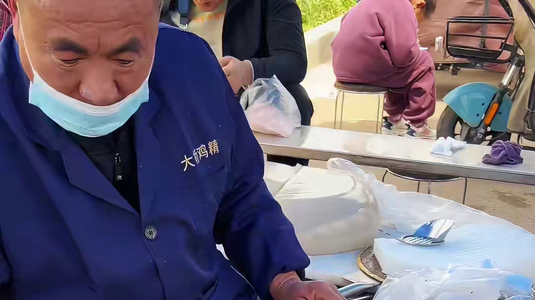 街边偶遇一家炒凉粉，八块钱一碗，好吃到停不下来