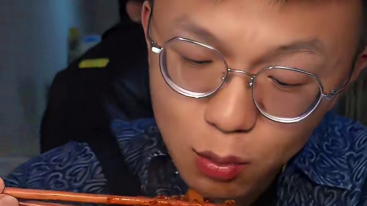 天水街边的铁板烧.一份羊肉一份肥肠量超足辣椒配上皮牙子太香了