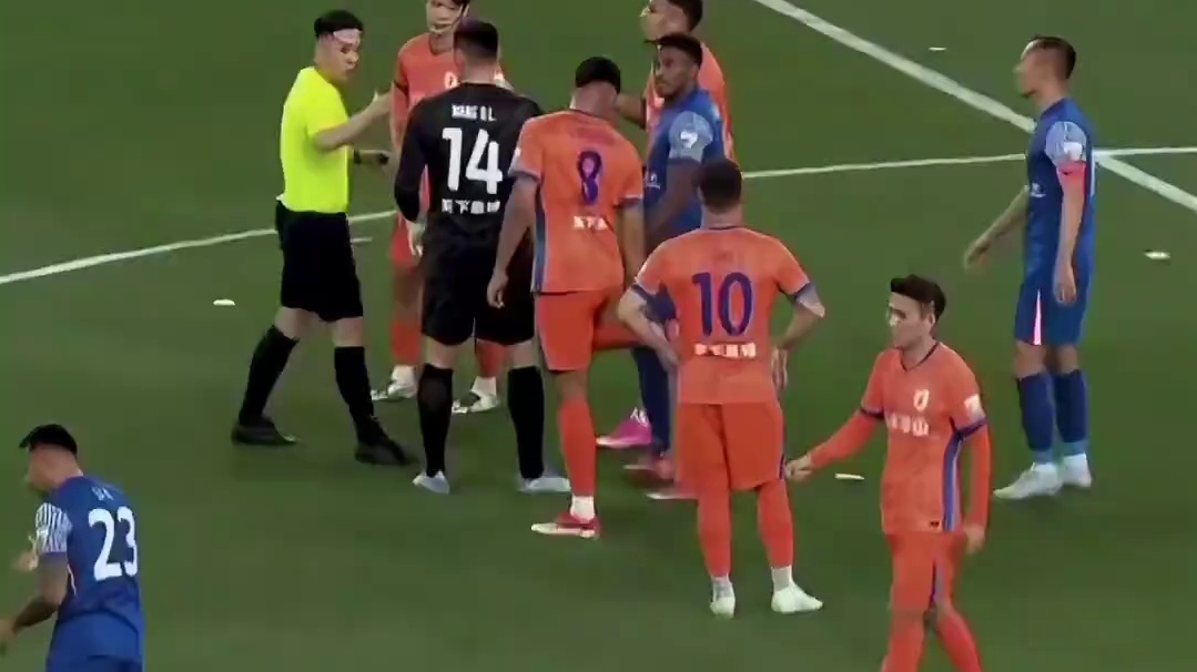 疑似犯规的抢断！到 #足球