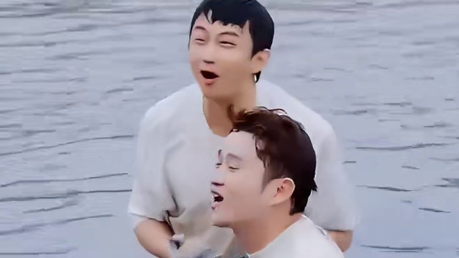 鹿晗：我没笑，我真没笑