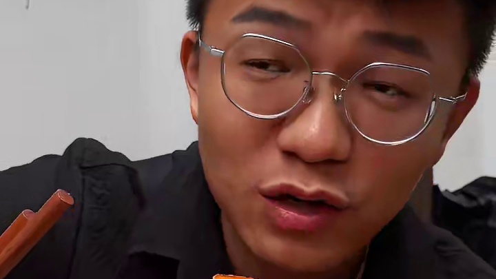 重庆街边的手撕兔.要问川渝人为啥这么喜欢吃兔兔还得说这辣椒香