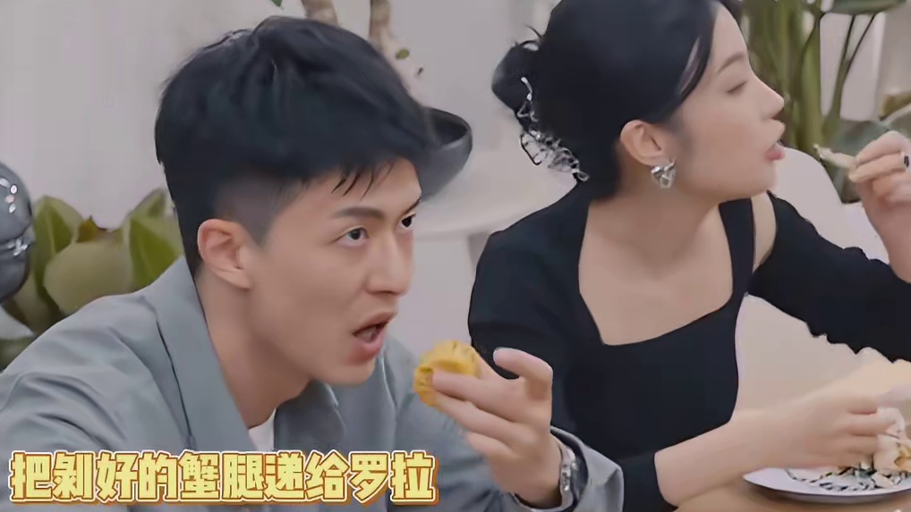 王能能能抱得美人归不是没有道理的 自己生日会还不忘给罗拉剥虾