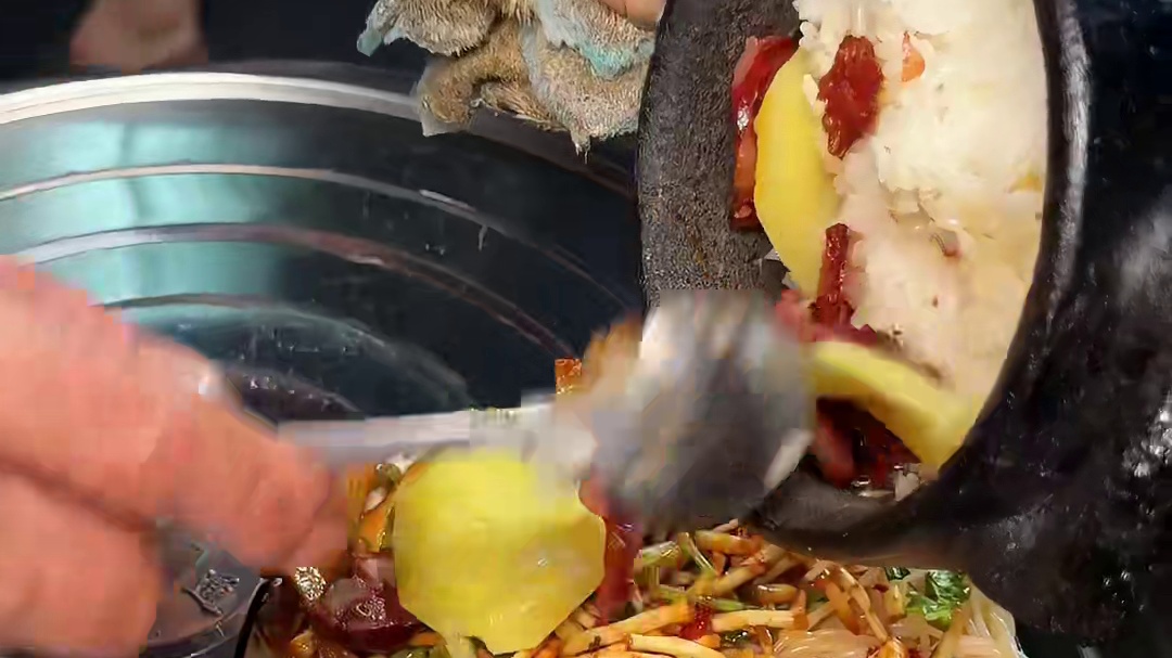 重庆街边的锅巴砂锅饭，锅巴金黄焦脆配上超多小菜太香了