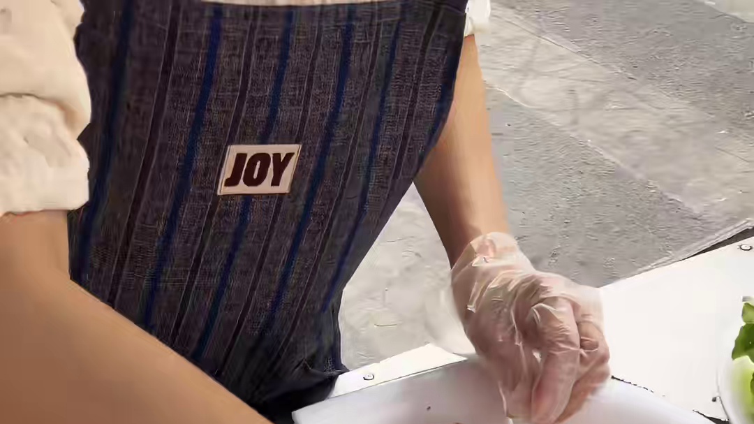 街边偶遇一家鸭肠卷饼，十块钱一份，有肉有肠有蛋，你们觉得值吗