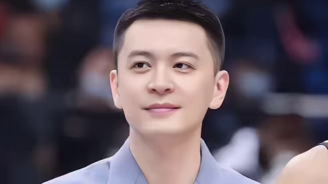 杨鸣罕见情绪激动，向技术台理论反遭工作人员辱骂