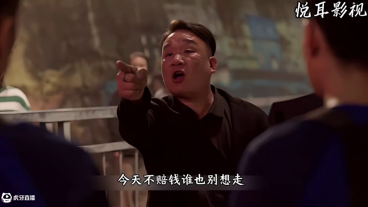 私家车堵住消防通道被撞，结果司机舔着脸来找消防员要赔偿