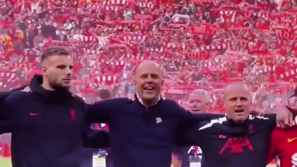 萨拉赫和利物浦球迷拍大合影，球场成红色海洋