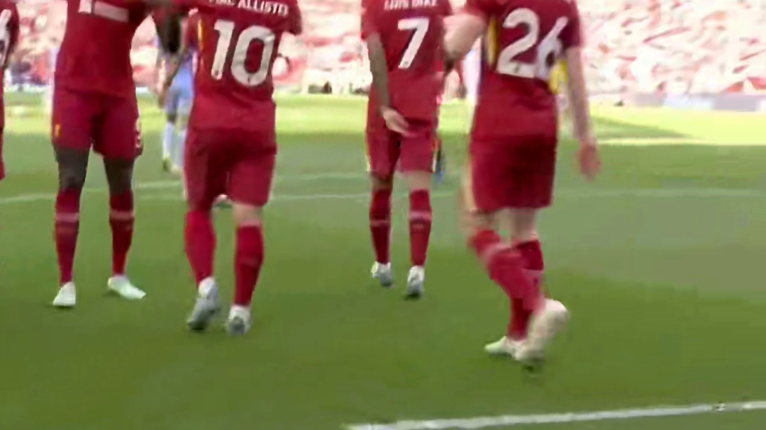 利物浦是冠军！萨拉赫内切抽射死角破门，跪地庆祝 掏手机与球迷合影！