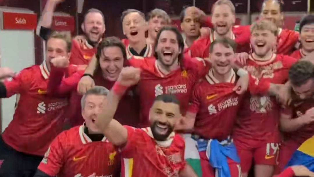 利物浦时隔5年再夺英超冠军球员们在更衣室疯狂庆祝