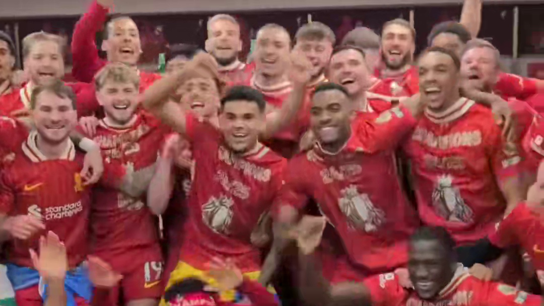 利物浦时隔5年再夺英超冠军球员们在更衣室疯狂庆祝