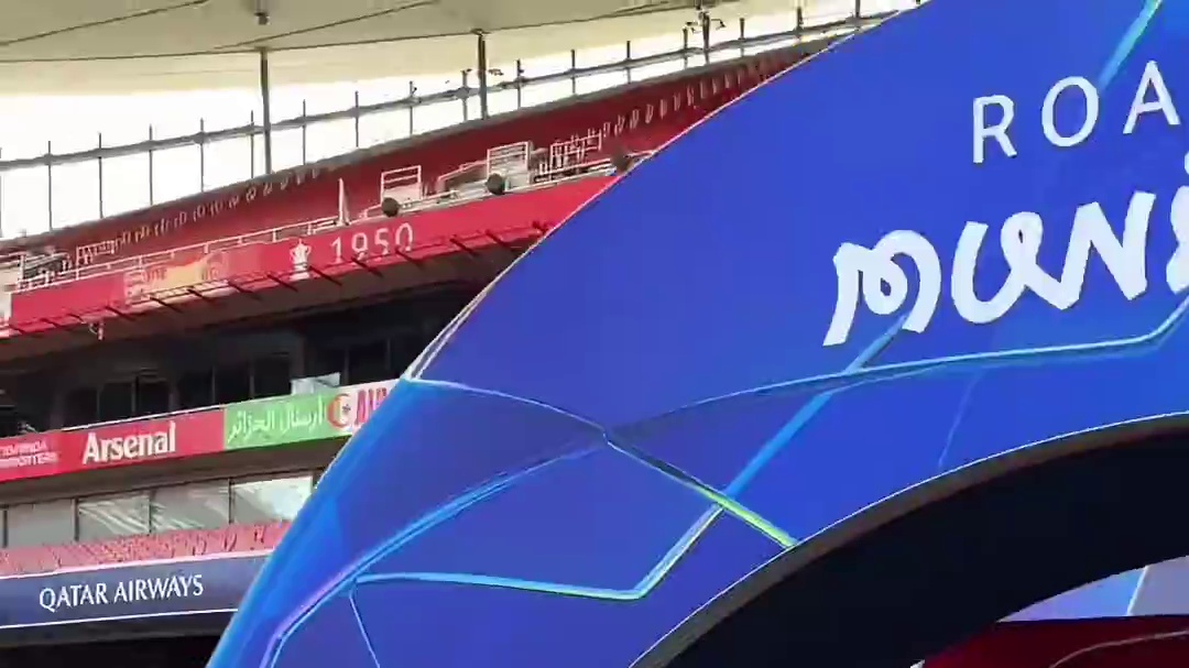 豪华进攻群领衔！大巴黎抵达酋长球场完成踩场，欧冠半决赛今夜打响