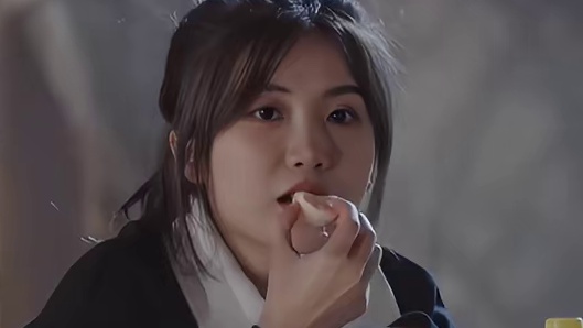 俞悦上一秒还在为罗拉难过，下一秒就和别的女孩调情