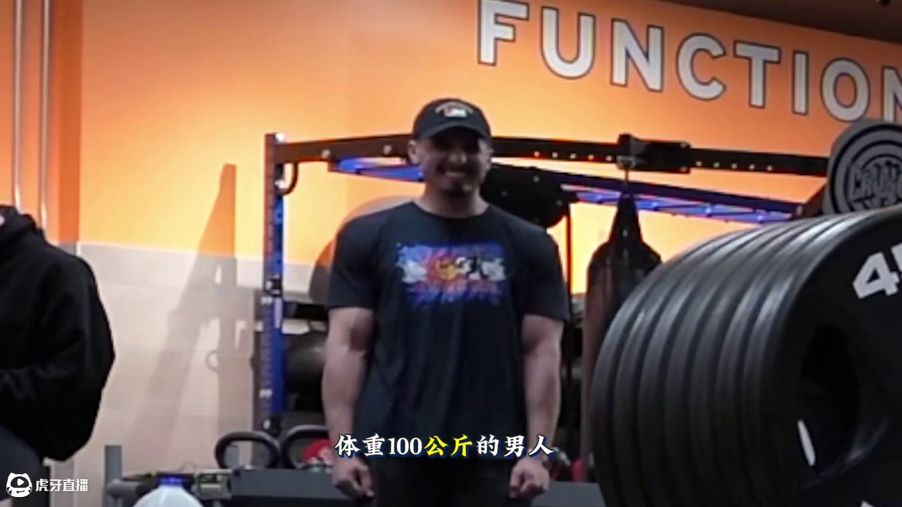 亚裔男孩“翁柯林”，306公斤深蹲炸场，力压欧美壮汉引尖叫 亚裔男孩“翁柯林”，306公斤深蹲炸场，