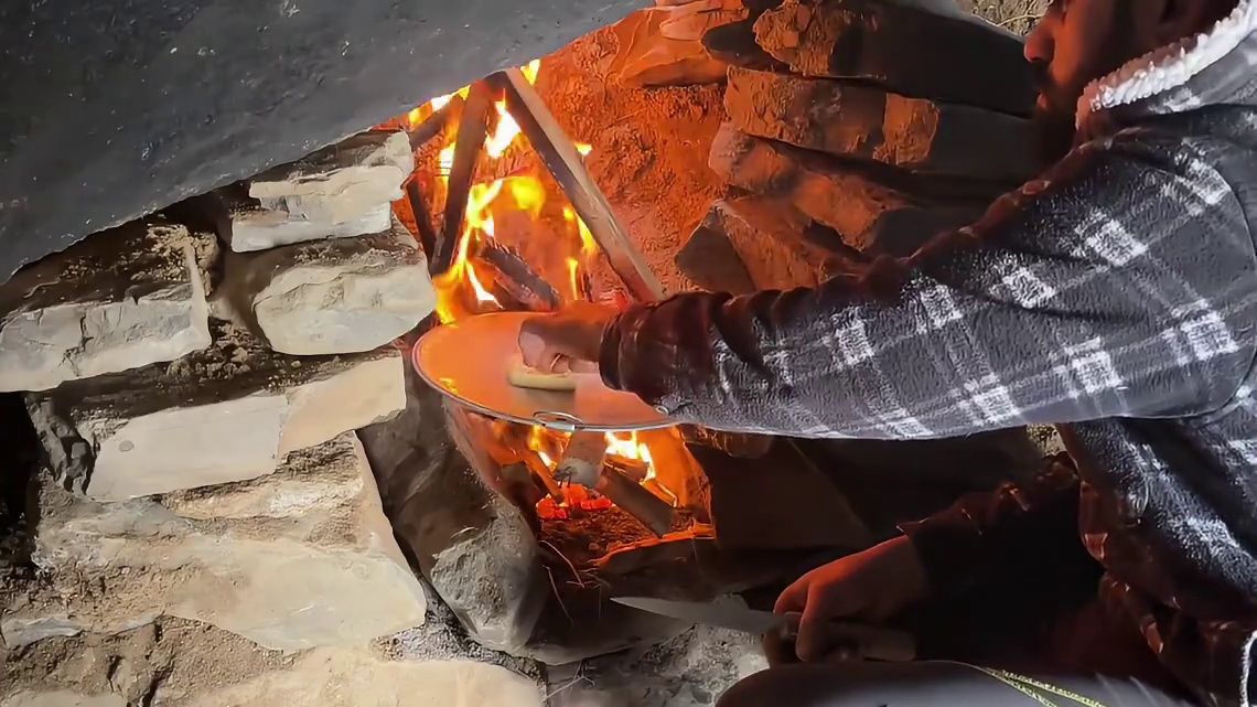 一块巨大的石头，被男人建造成舒适温暖的小屋