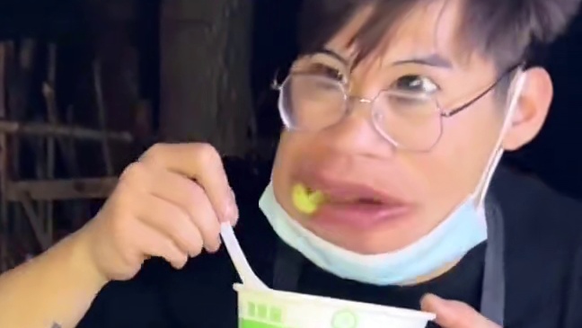 街头小摊的西冷牛排！老板嫌肉小还多送我一块！29.8一份也太爽了