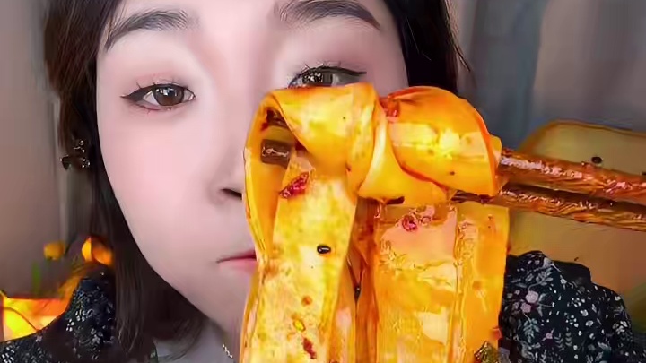 280g一袋！到手8袋8袋！可以开袋即食哦！凉皮更宽一些！分量也嘎嘎足！主要是方便！两个口味！两人必