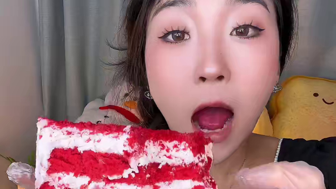 四层红丝绒升级了奶油！生椰拿铁真的好吃到爆！慕斯奶油层太香了！入口即化的奶油！咖啡味好香！没有额外添