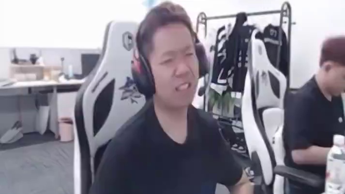 作为湖人粉丝真的要气死.念旧看湖人被淘汰出局.气的念旧要去跟戈贝尔抢篮板#穿越火线 #白鲨念旧 #N