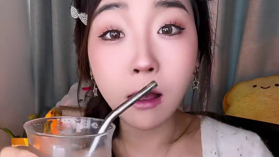 碳酸就要喝气足的！！！！这样喝的才过瘾！和苏打水一起喝也很好喝！！一瓶250ml！放冰箱里冰着更好喝