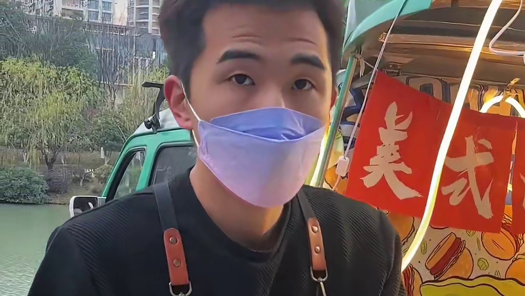 夜市偶遇火鸡面汉堡28一个好爽哦！！老板还送我根肠！