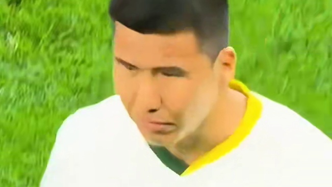 都伤了...颜骏凌被冲撞后受伤，带伤坚持完上半场#足球