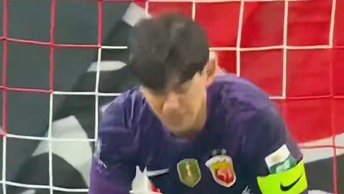 都伤了...颜骏凌被冲撞后受伤，带伤坚持完上半场