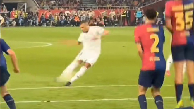 一起来看看那些精彩的任意球破门吧