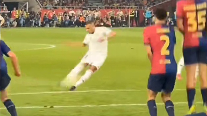 一起来看看那些精彩的任意球破门吧