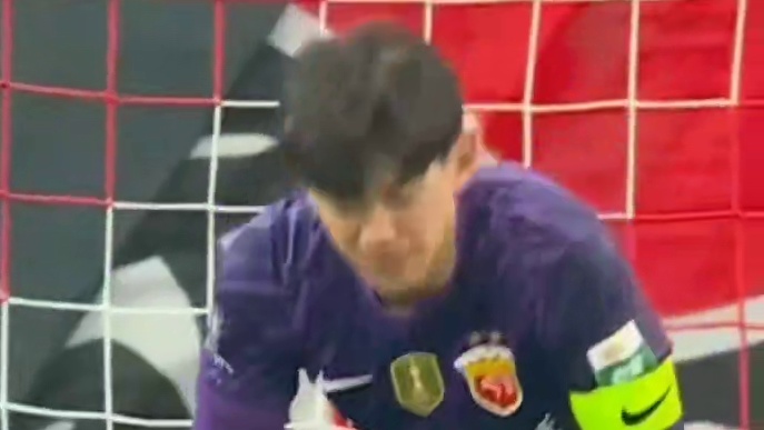 都伤了...颜骏凌被冲撞后受伤，带伤坚持完上半场