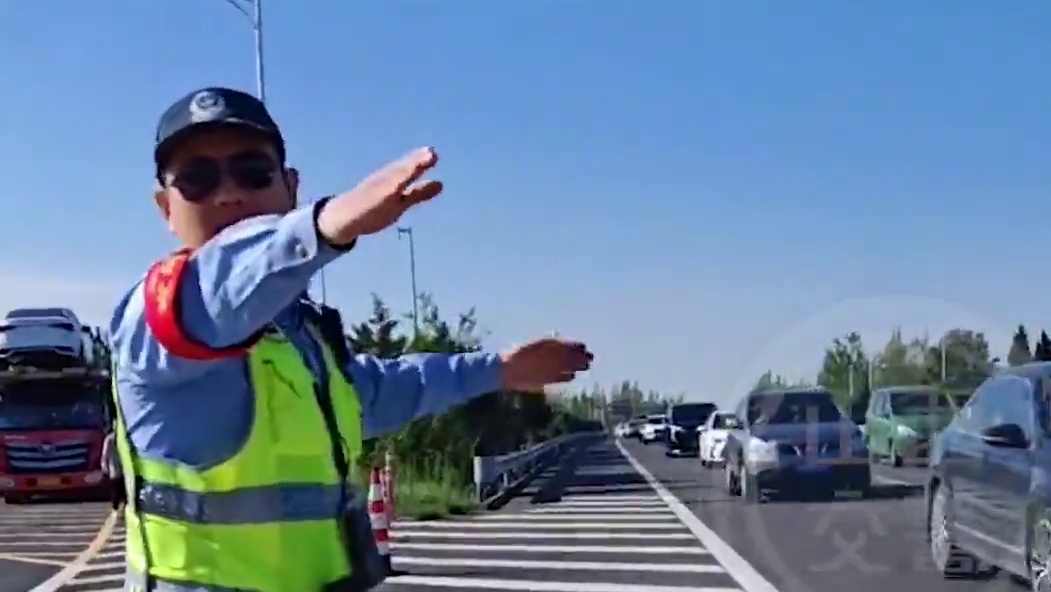 出行高峰来临，民警全天候指挥疏导。请安全驾驶，载着好心情出发，带着平安抵达。#文明交通携手共创 #5