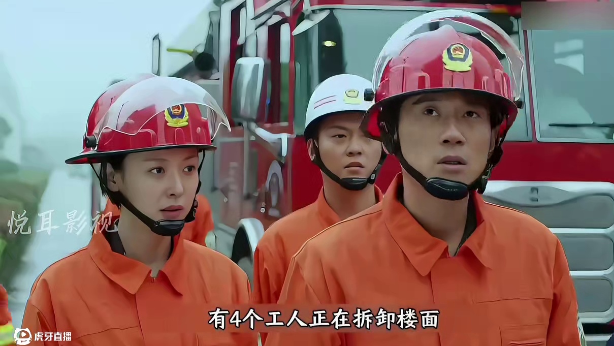 建筑工地突然坍塌，数十名工人被埋废墟之下